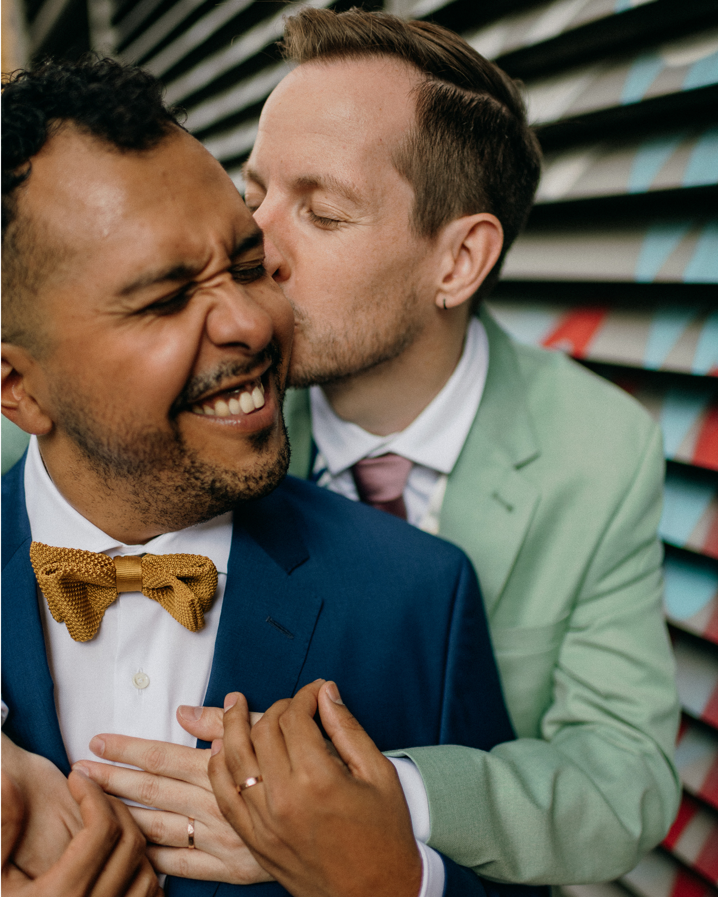 Hochzeitspaar in zärtlicher Pose