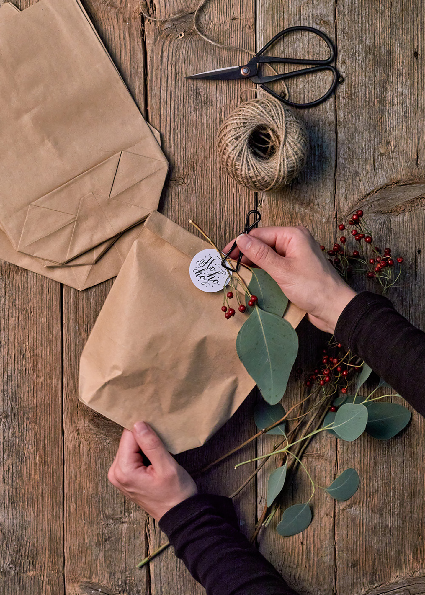 Geschenkverpackung individuell basteln: DIY für Papiertüten mit Geschenkanhängern und Deko Elementen geschmückt