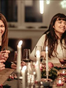 Ausgelassene Firmenweihnachtsfeier im Restaurant