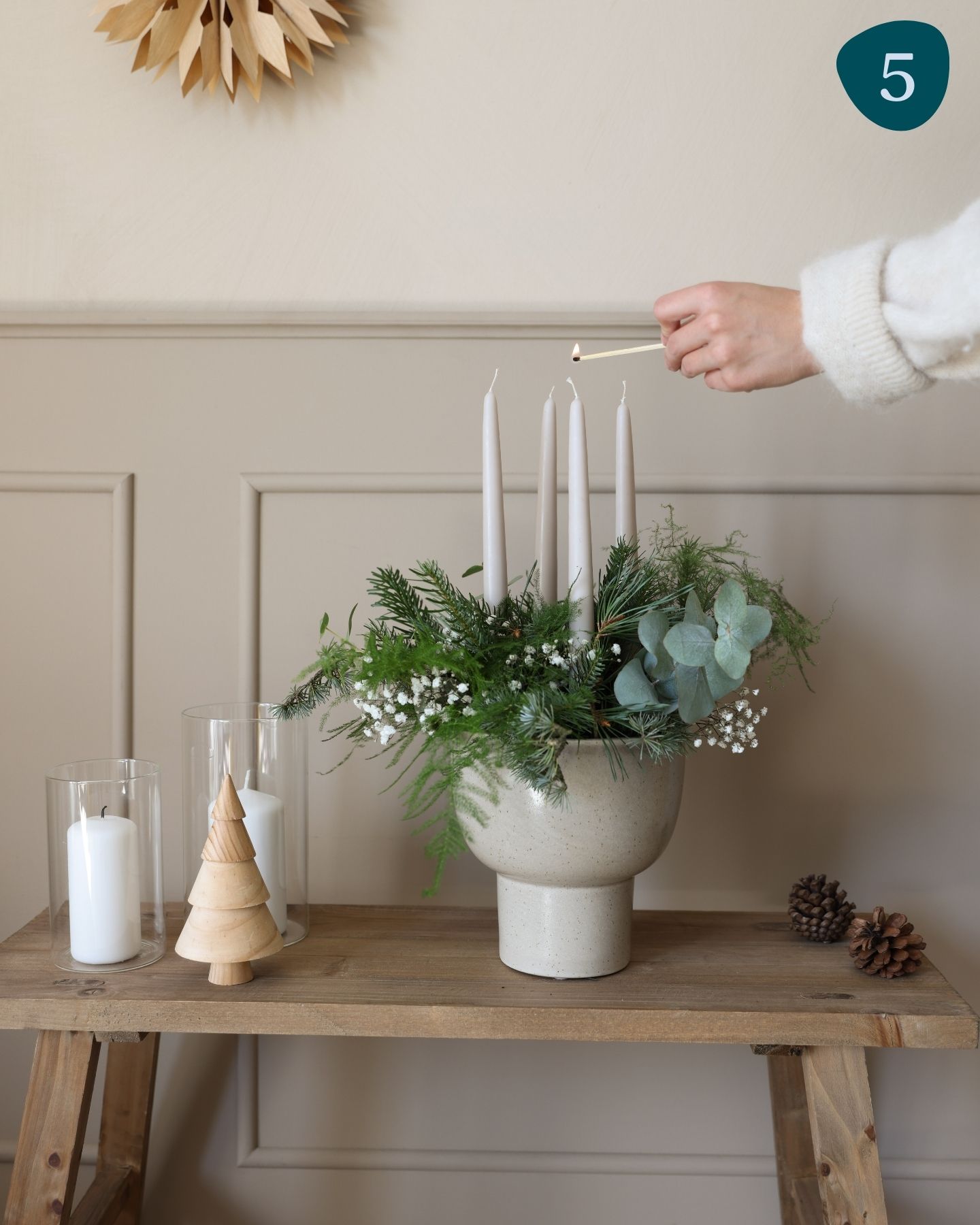 DIY-Adventskranz aus Tannengrün und Steckschaum verziert mit beige farbigen Kerzen und grünen Samtschleifen. Schritt für Schritt Anleitung Teil 2.