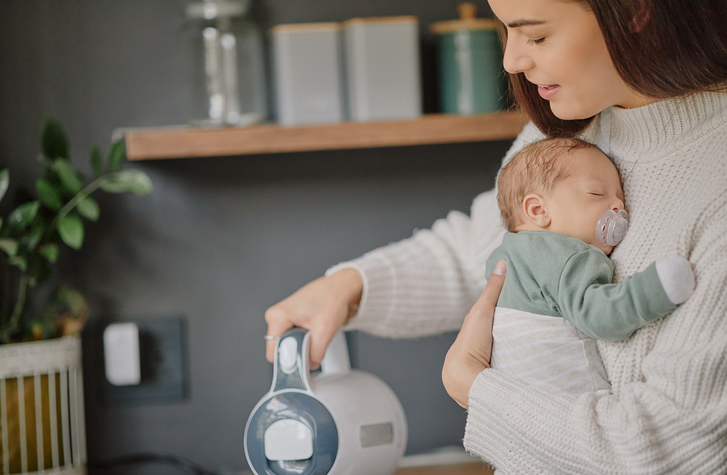 Ernährung in der Stillzeit Mutter mit Baby kocht Tee