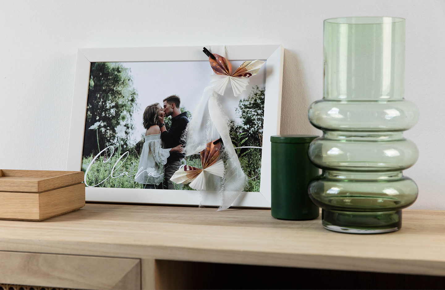 Geldgeschenke Hochzeit: Wandbild des Hochzeitspaares verziert mit Schmetterlingen aus Geld. 