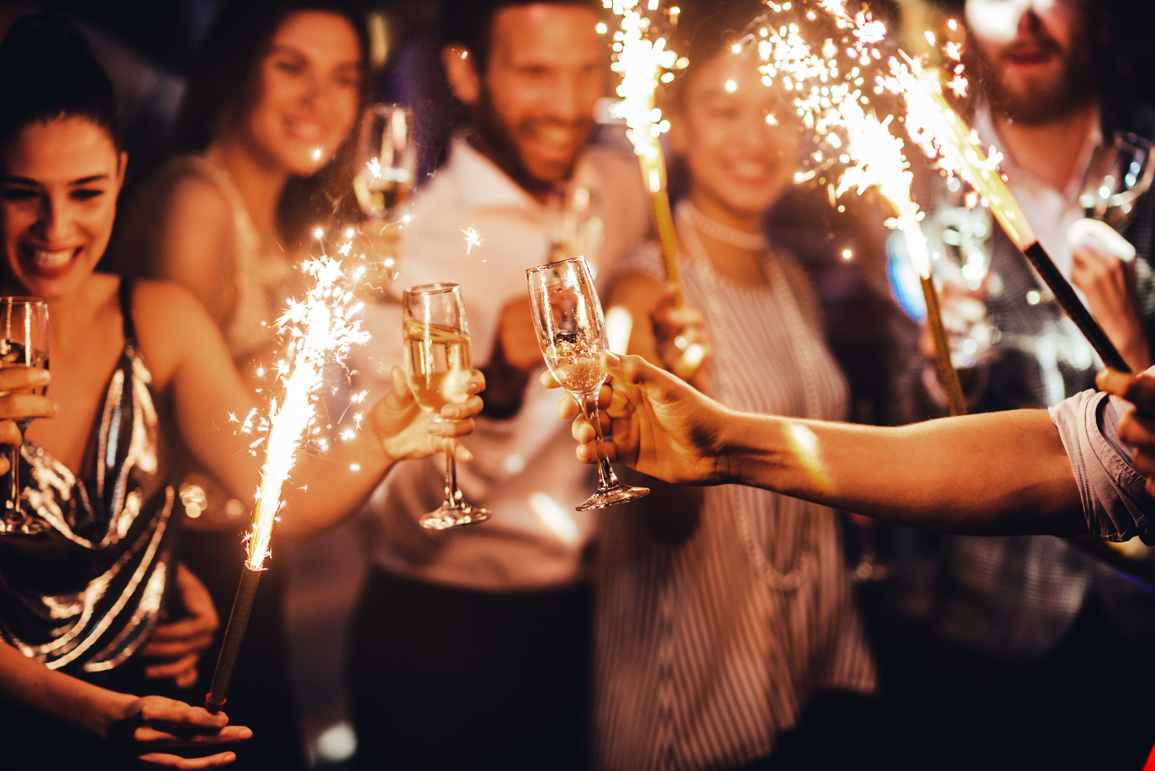 7 Freunde stoßen mit Bier auf einen Geburtstag an