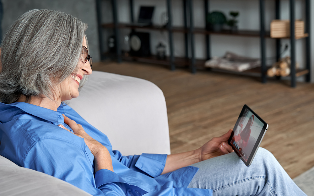 Frau schaut auf IPad