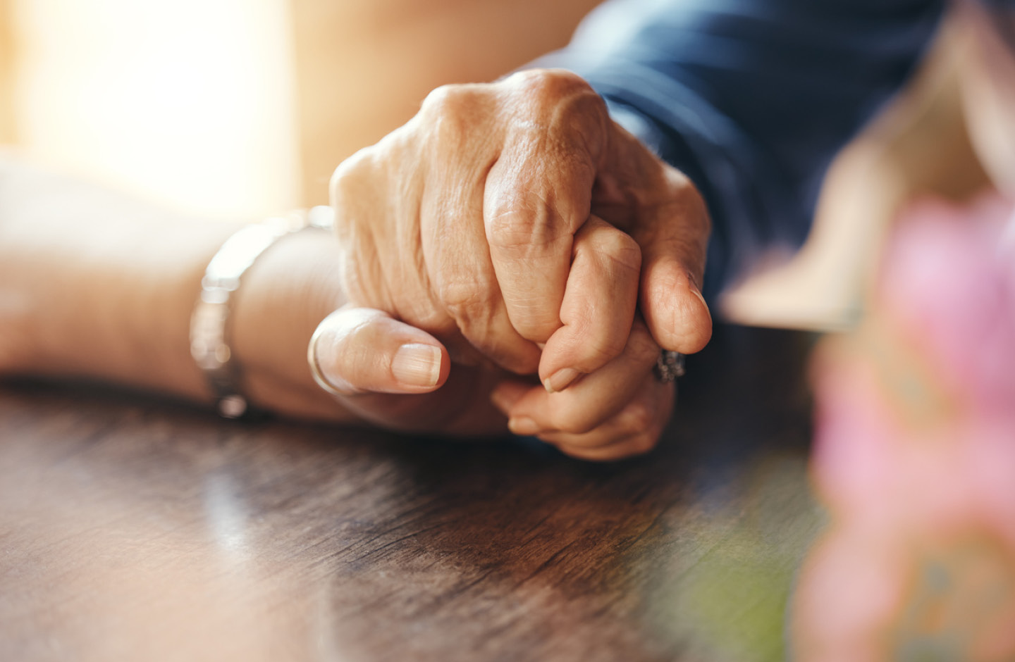 Älteres Ehepaar hält Händchen – Nahaufnahme der Hände