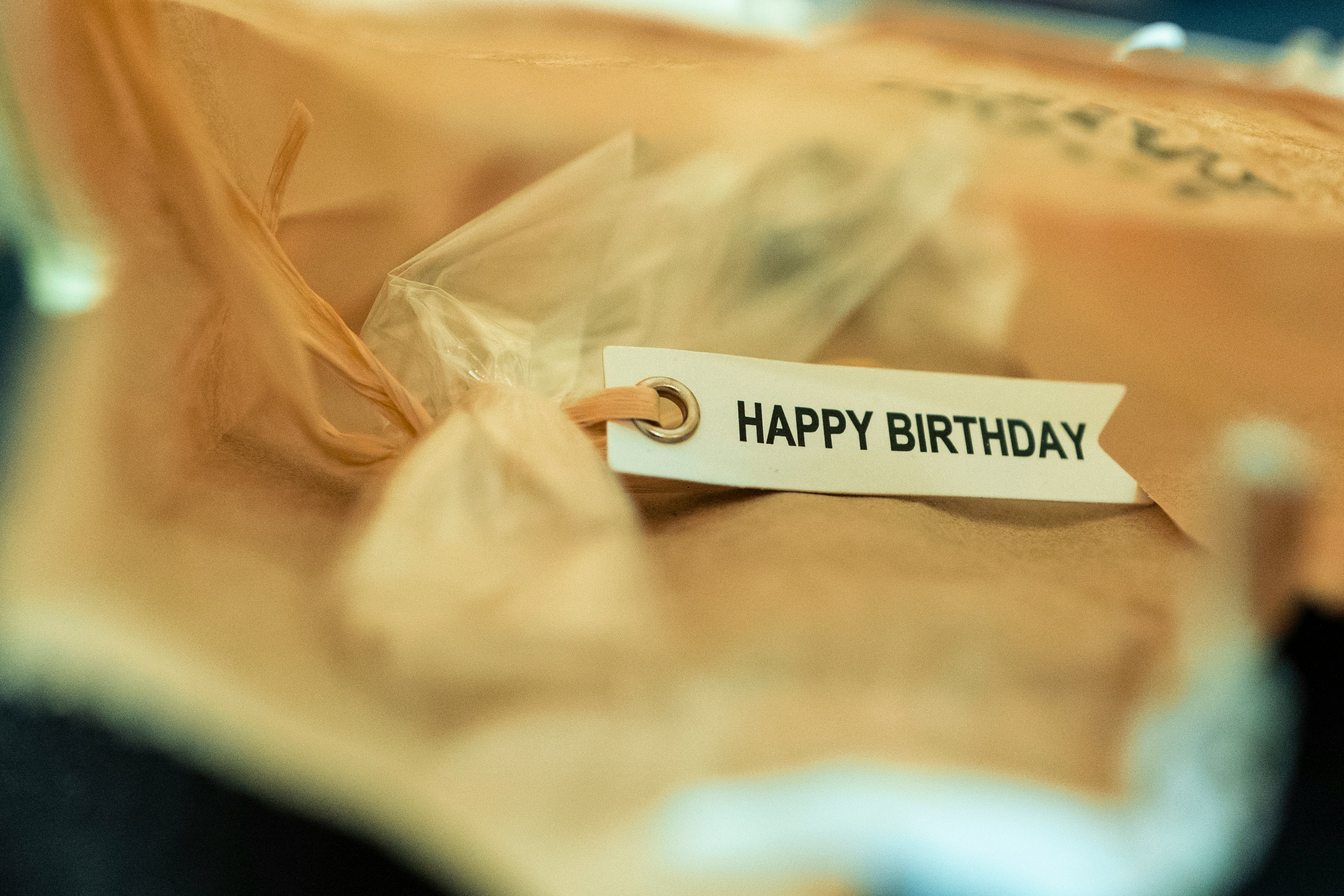 Nahaufnahme eines Tischgedecks mit einem kleinen Zettel auf dem Happy Birthday steht.