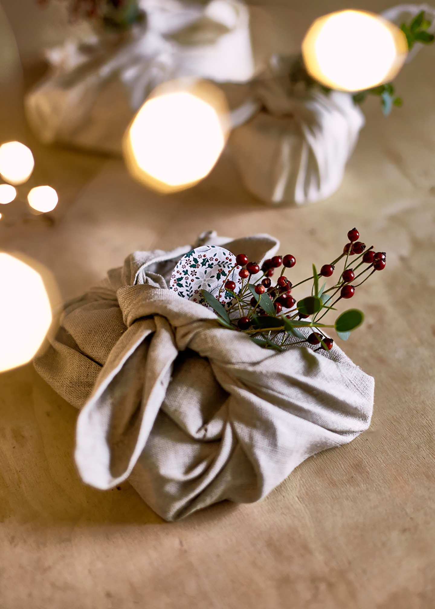 Liebevoll eingedrehtes Geschenk ohne Papier und Plastik verpackt: Geschenkverpackung basteln DIY Endergebnis.