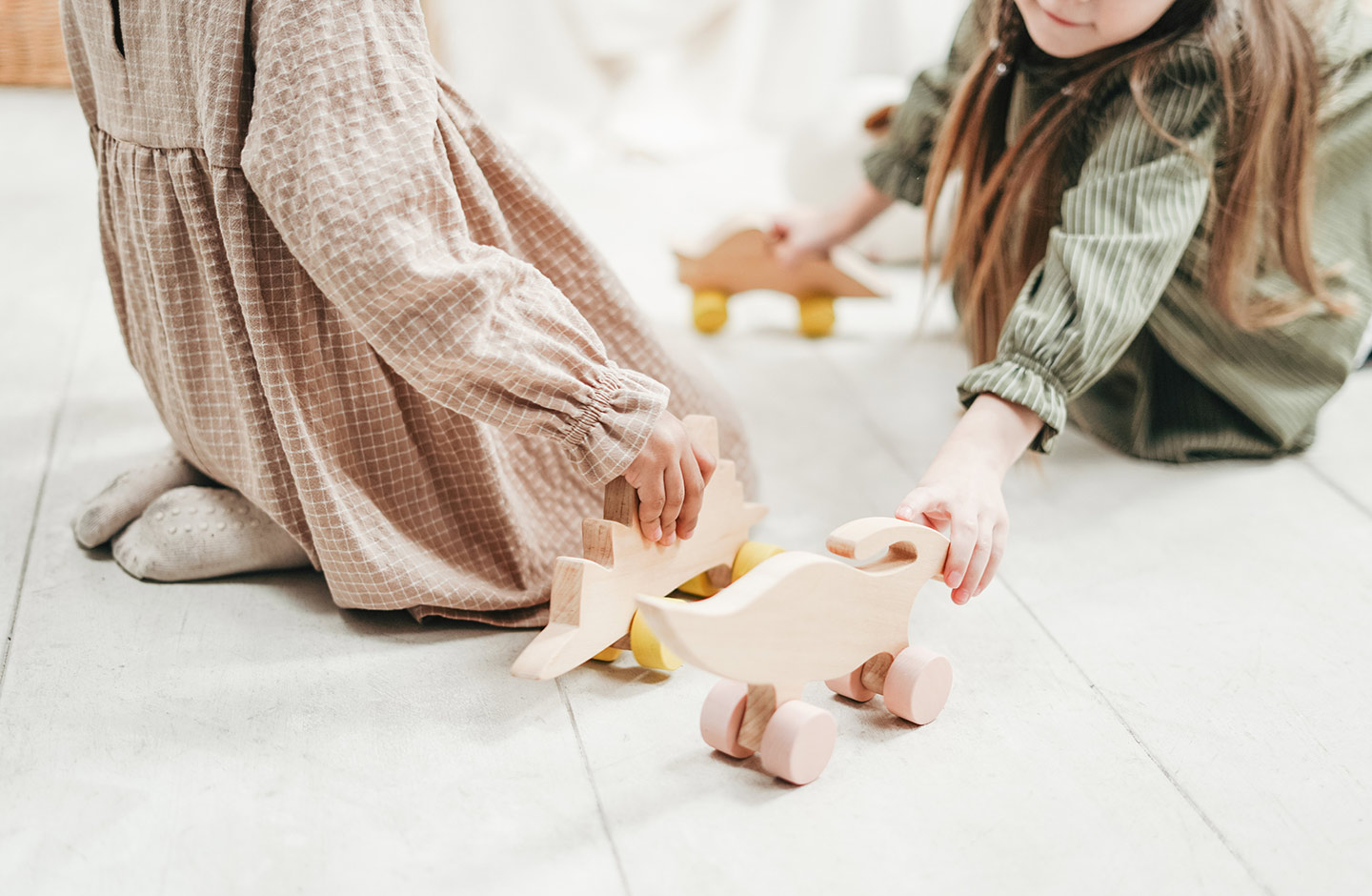 Kinder spielen mit Spielzeug Dinos 