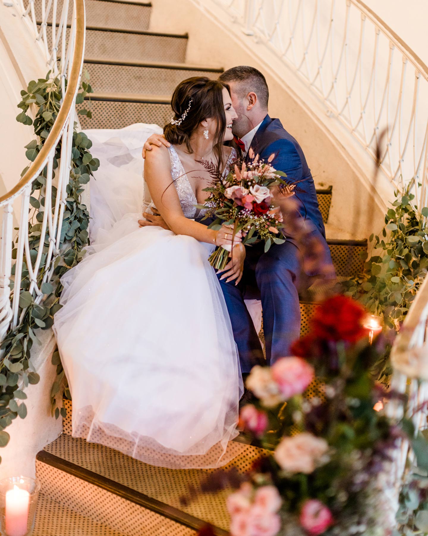 Verliebtes Brautpaar küsst sich auf seiner Modern Romantic Wedding.