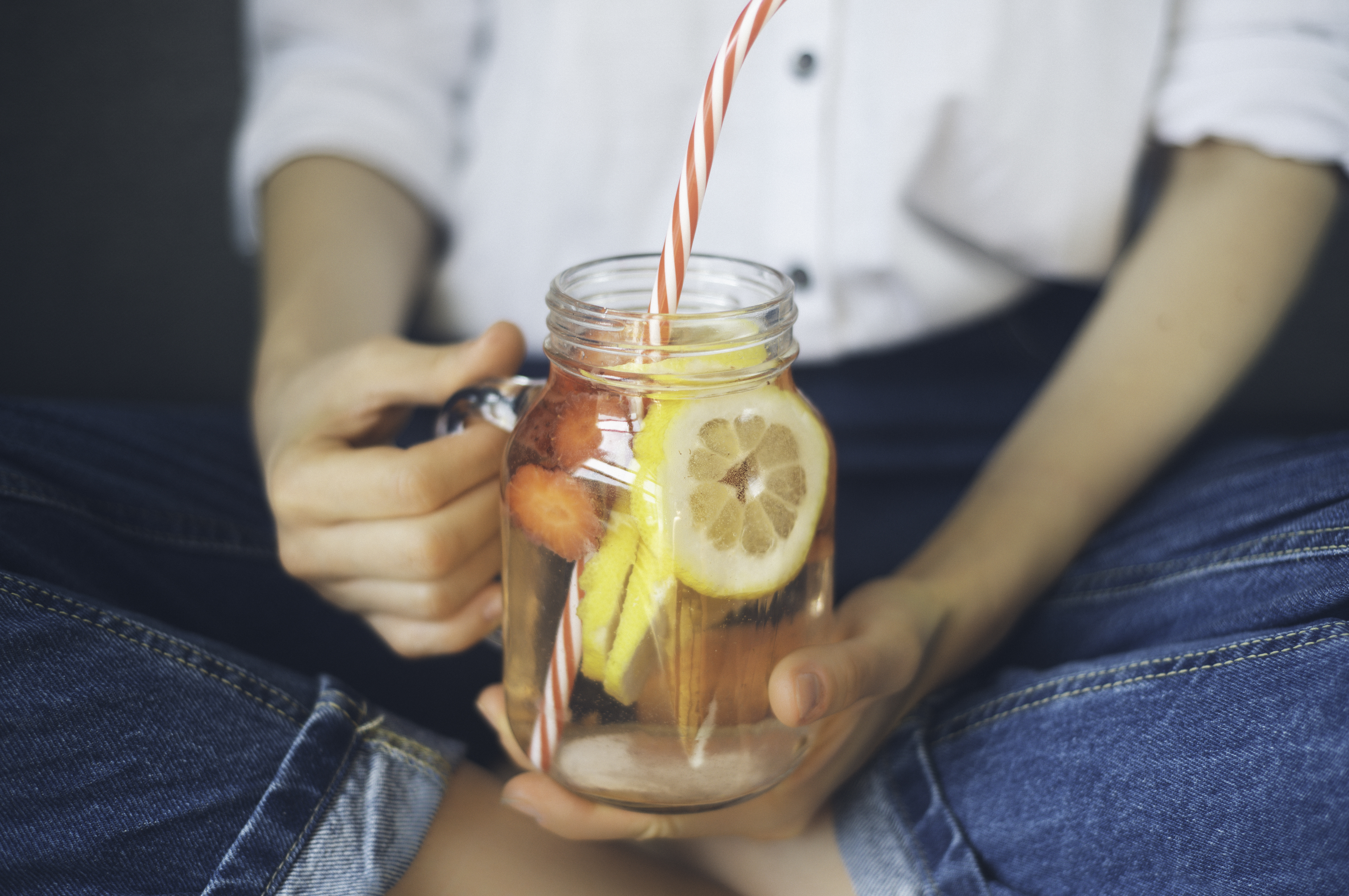 Schwanger im Sommer: Wasser mit Zitronen und Erdbeeren aufpeppen.