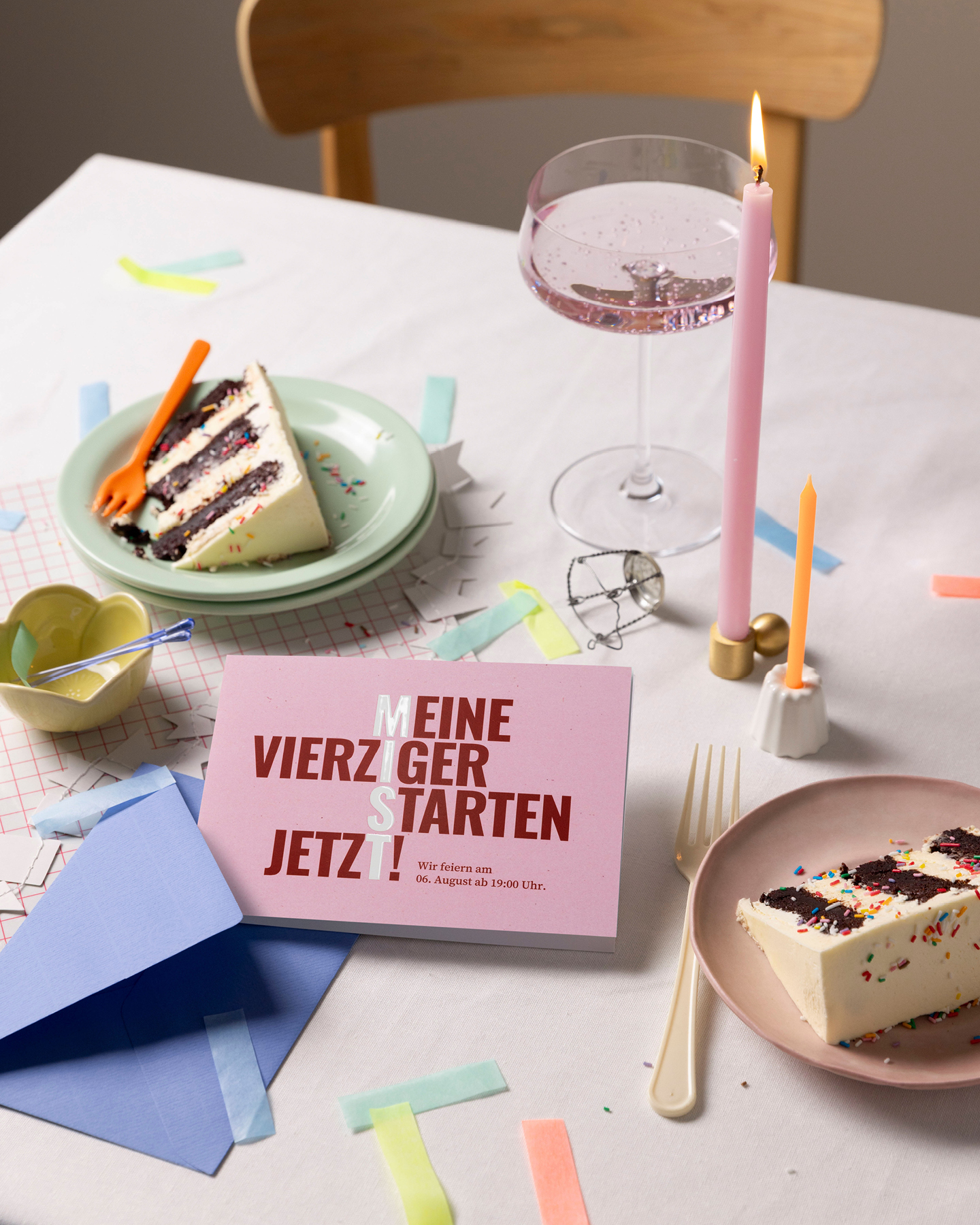 Einadungskarte zum 40. Keburtstag auf gedecktem Tisch mit Kuchentellern