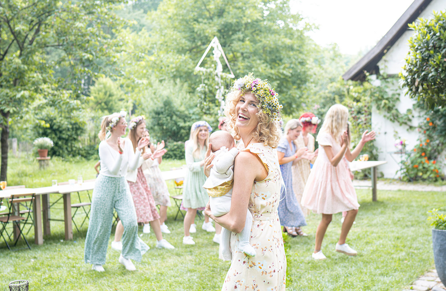 Mittsommerhochzeit lebensfroh gefeiert