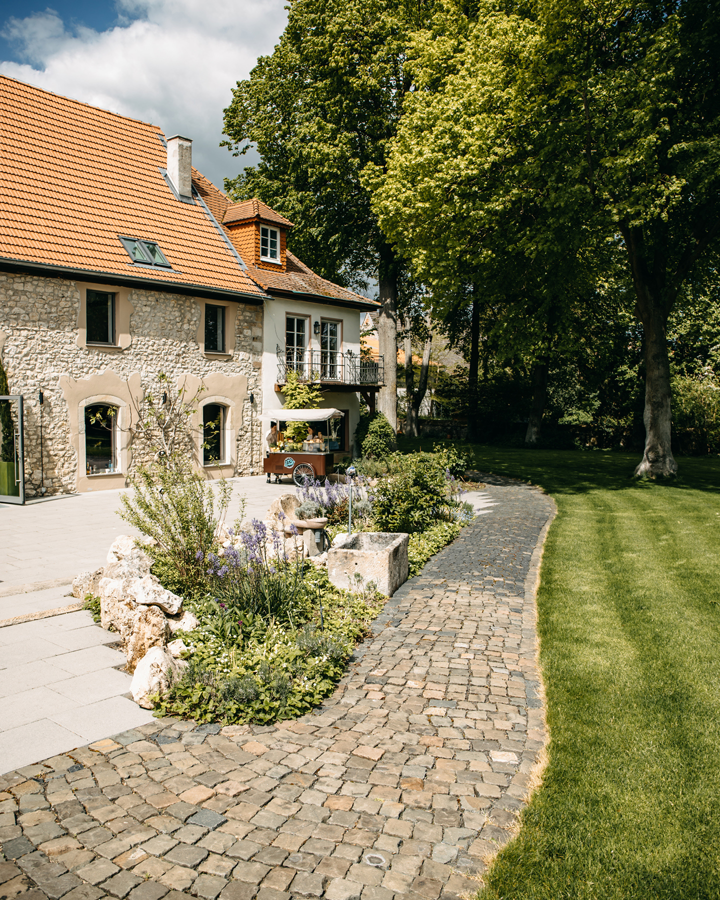 Das Weingut Han strahlt in der Sommerlichen Sonne: perfekt zum Heiraten auf dem Weingut.