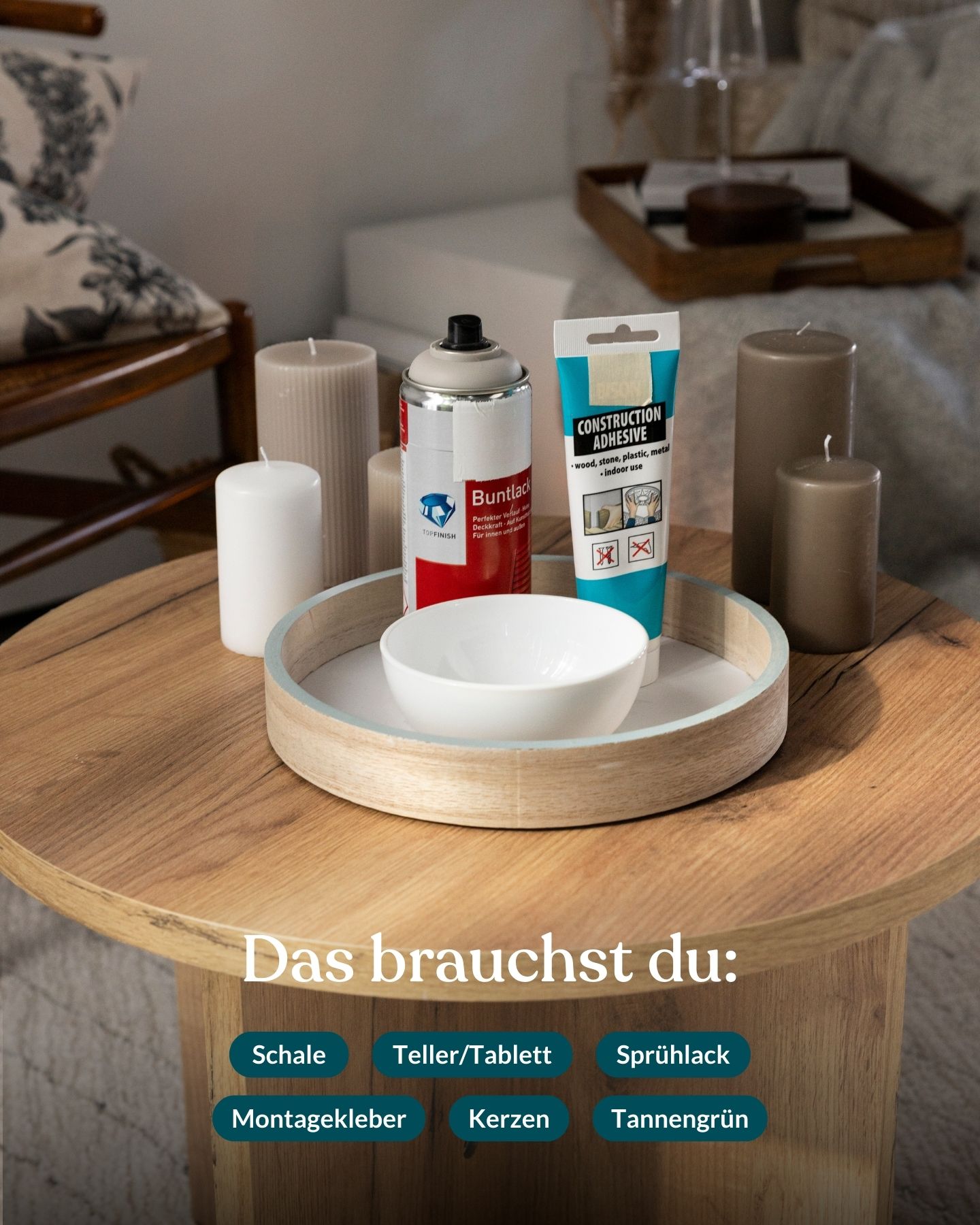 DIY-Adventskalender auf Dekotablett. Dekoriert mit Kerzen und Tannengrün. Alle Materialien im Überblick.
