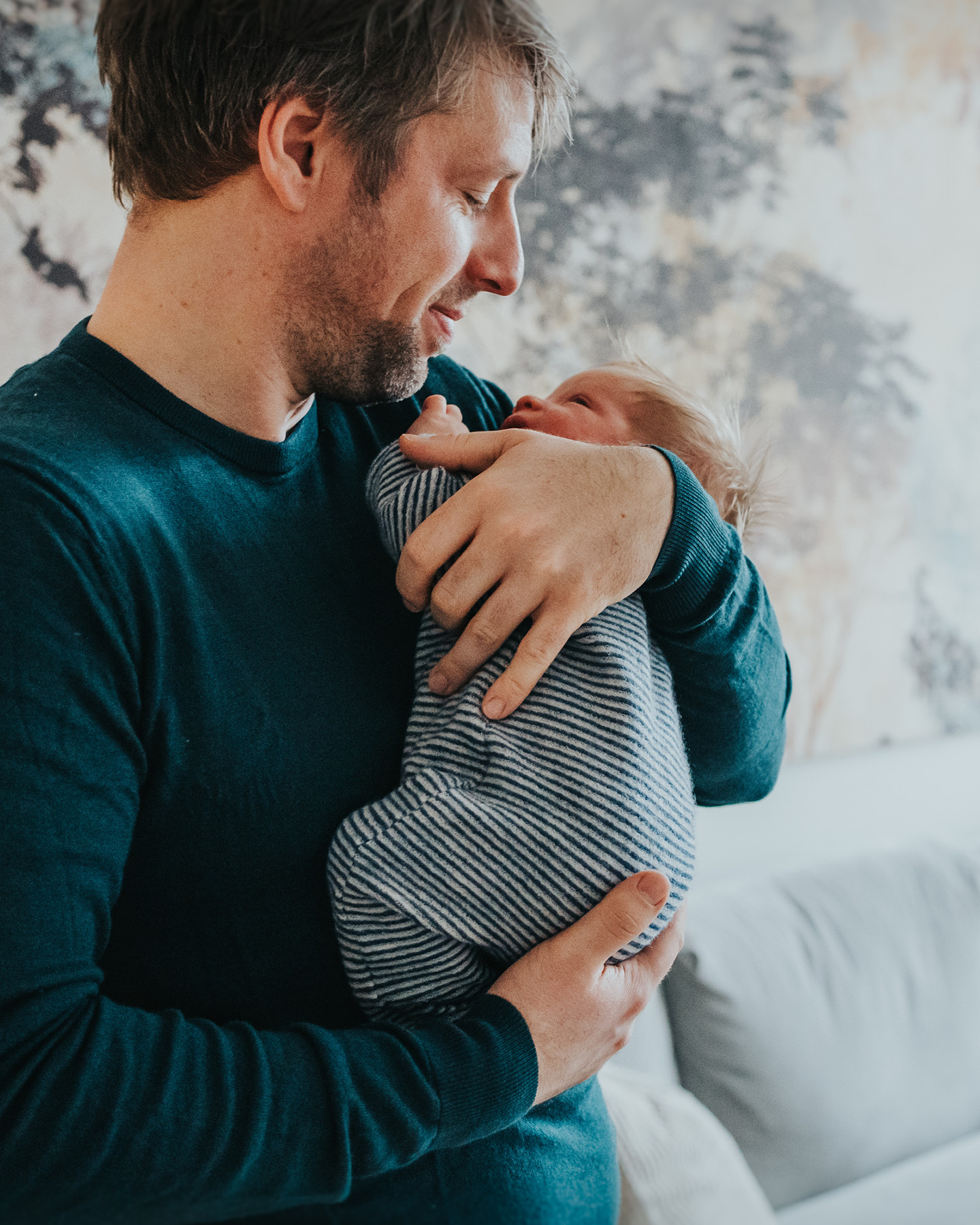 Liebevoller Vater mit seinem Baby auf dem Arm