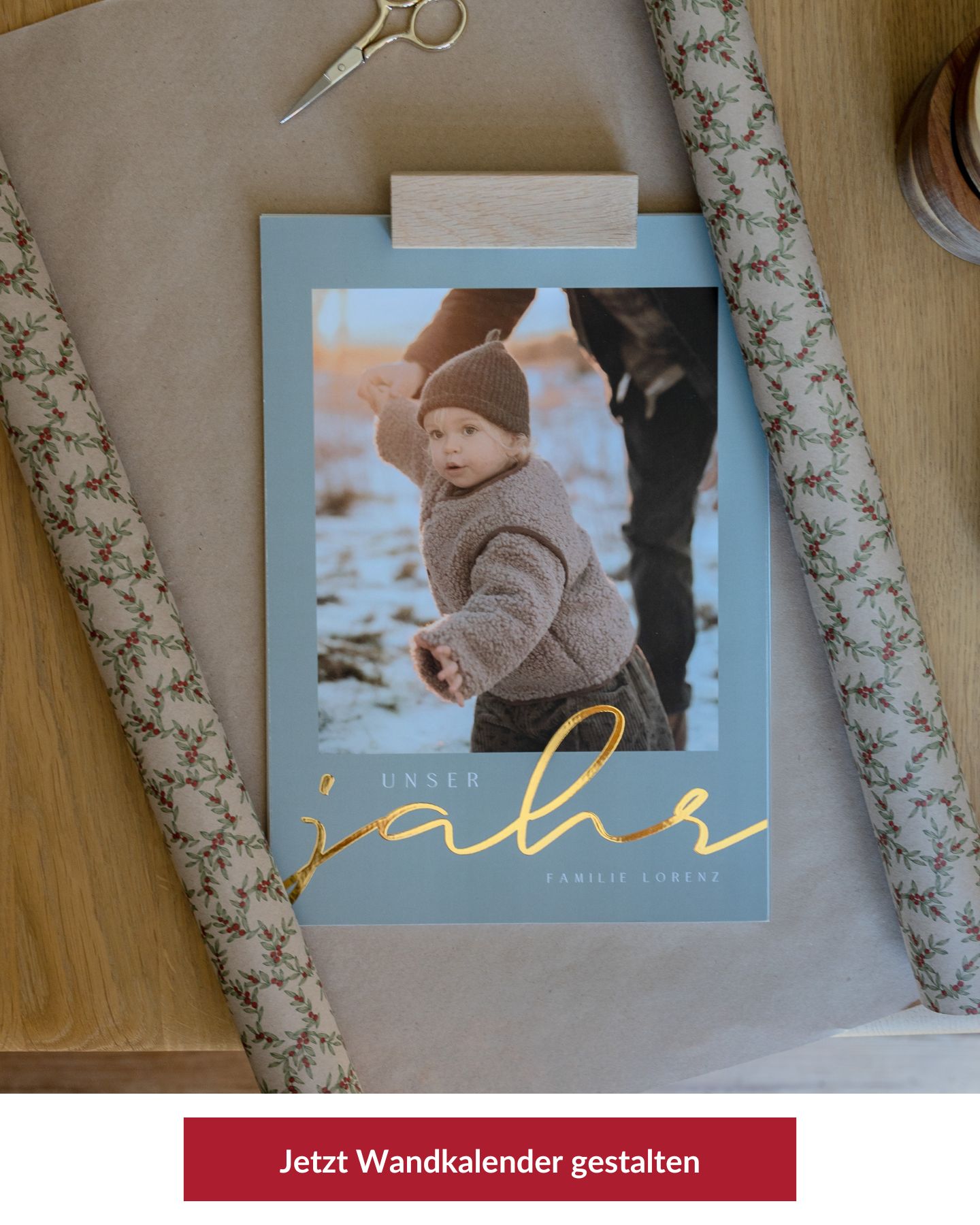Wandkalender liegt auf Tisch, fertig zum Verpacken