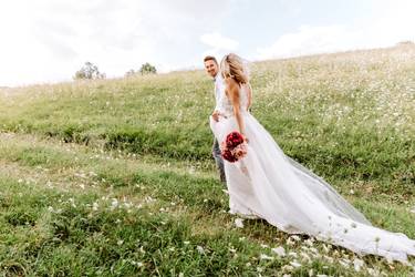 Paar feiert Mittsommerhochzeit 