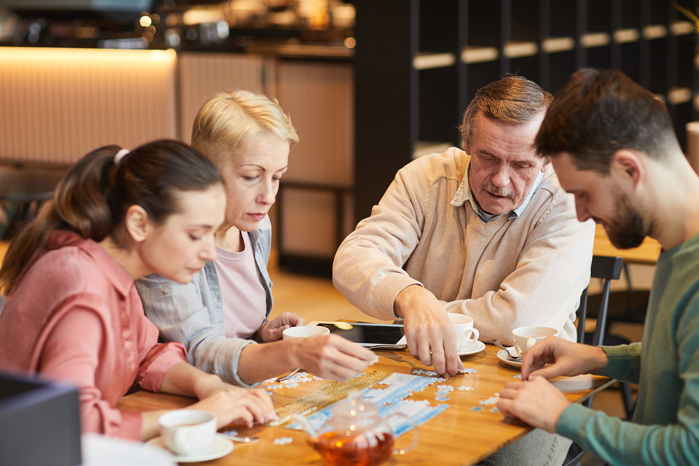 Familie macht ein Puzzle