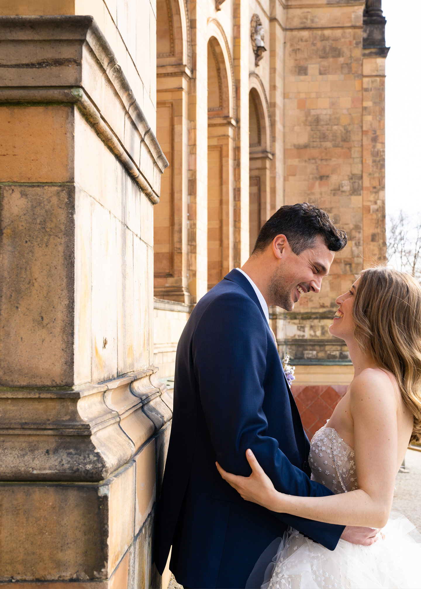 Das firsch vermählte Hochzeitspaar, bestehend aus Braut und Bräutigam schaut sich verliebt und glücklich lachend an und strahlt über das ganze Gesicht.