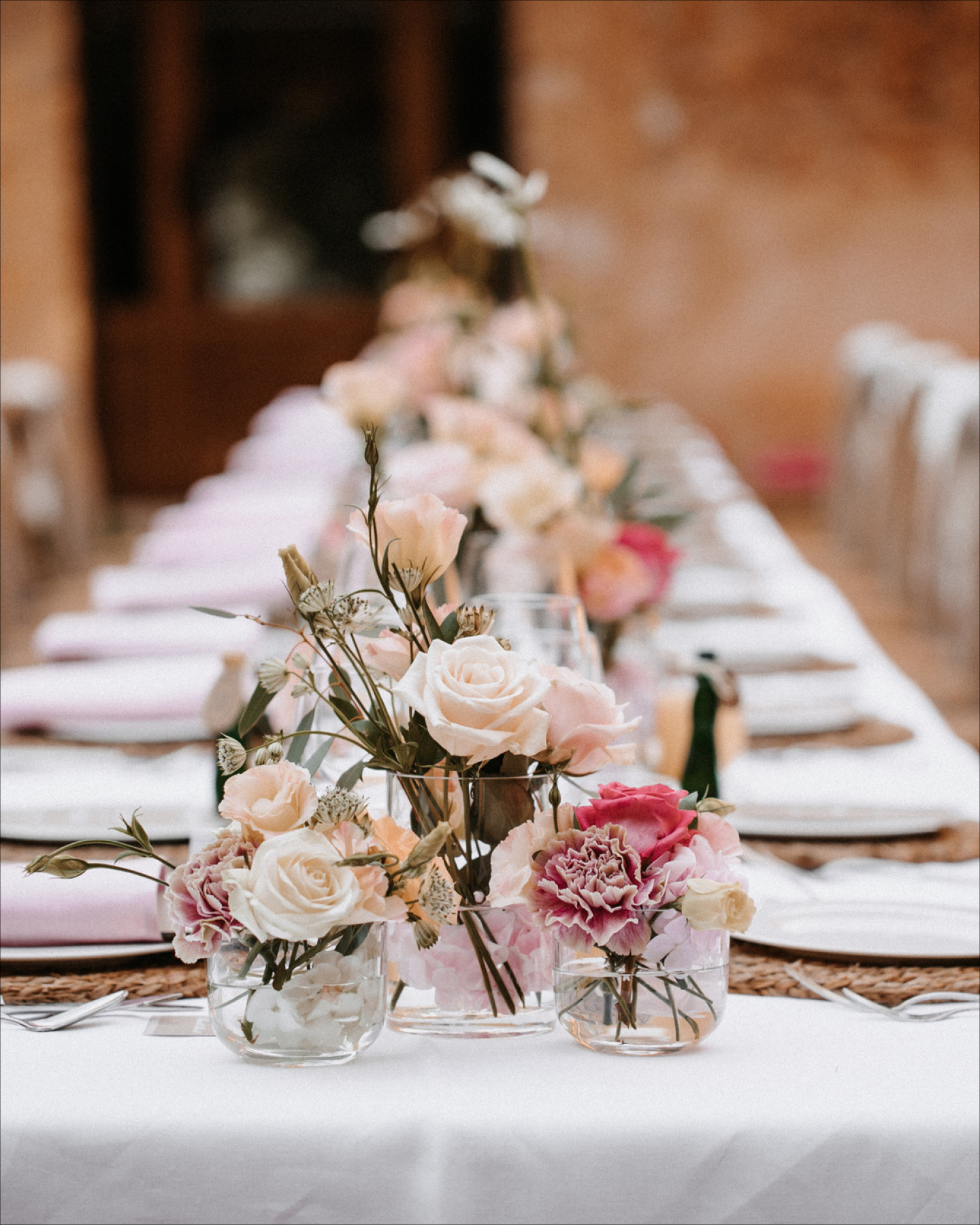 Elegante Festtafel zur Frühlingstaufe in Pastellfarben