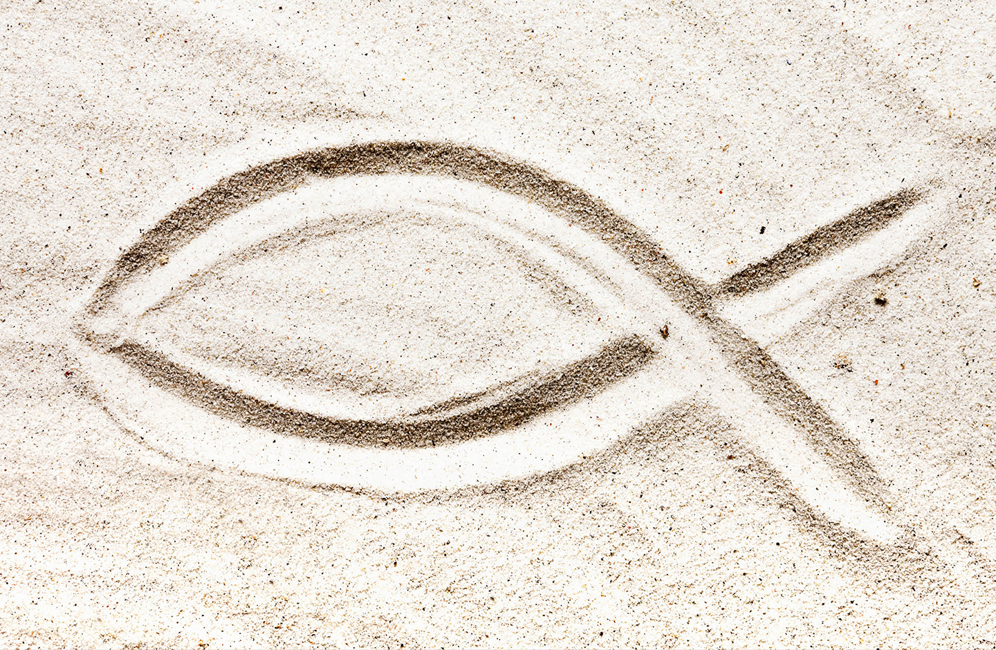 In den Sand gemaltes Fischsymbol 