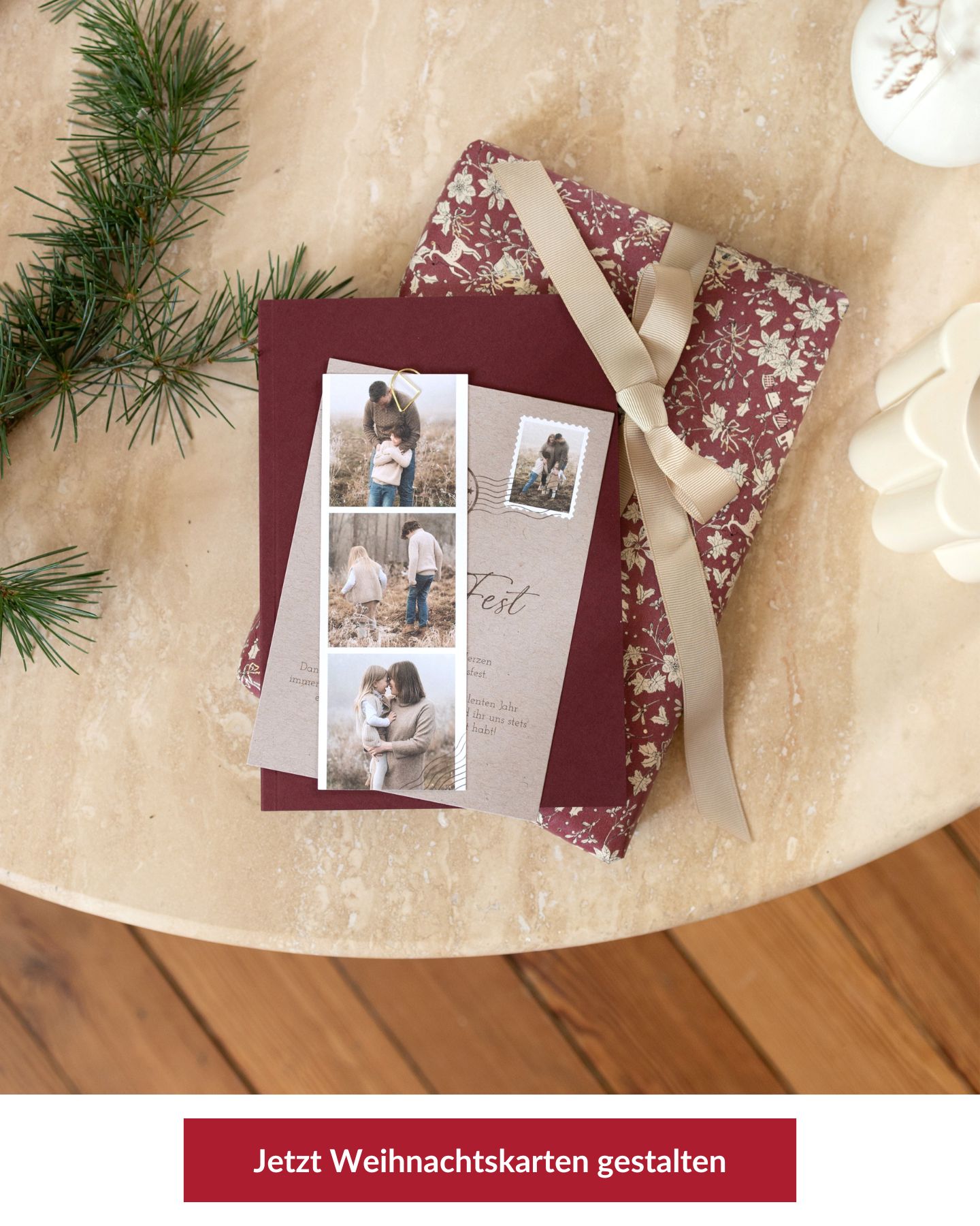 Weihnachtskarte und Geschenk auf einem Tisch