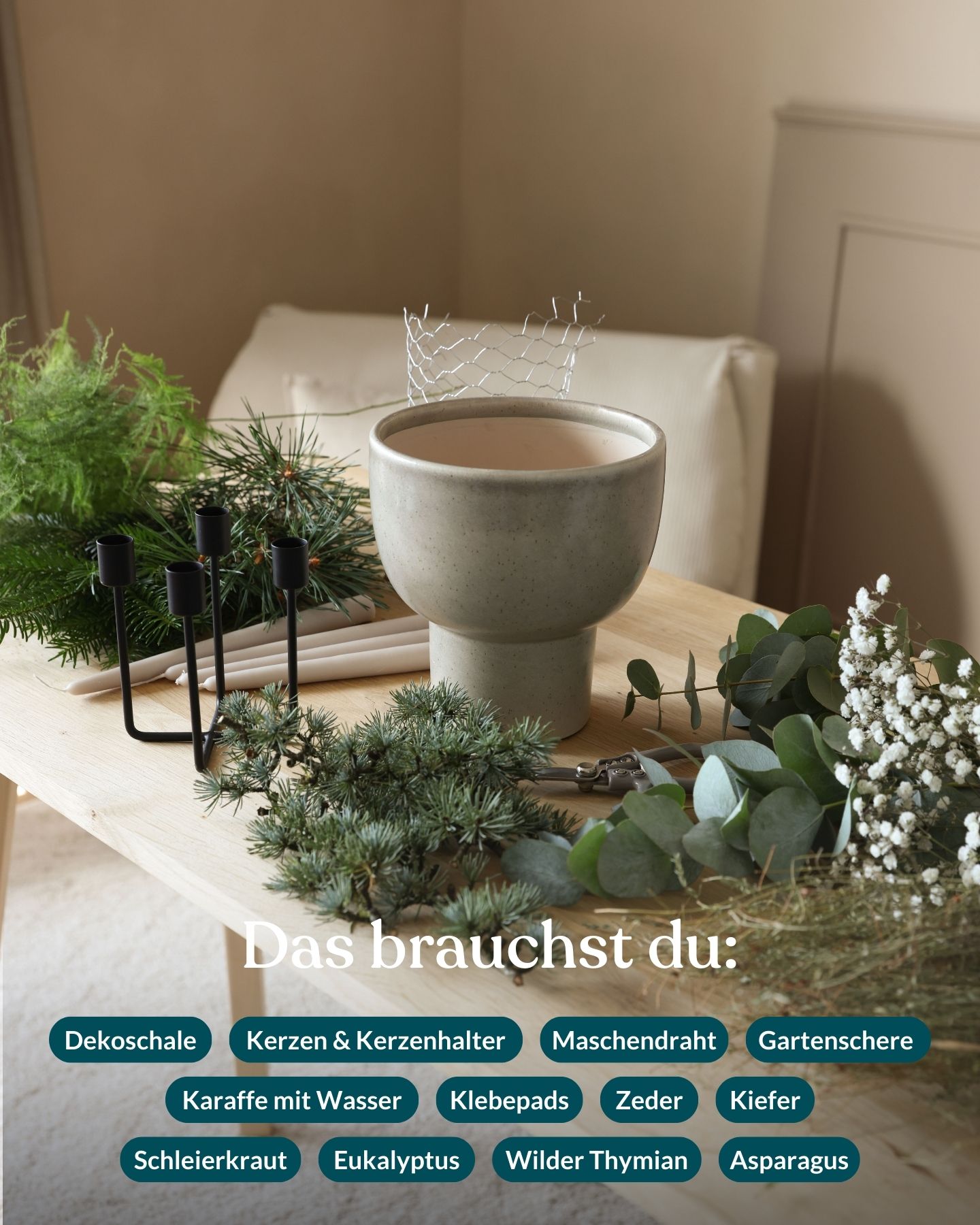 DIY-Adventskranz aus Tannengrün und Steckschaum verziert mit beige farbigen Kerzen und grünen Samtschleifen. Alle Materialien im Überblick.