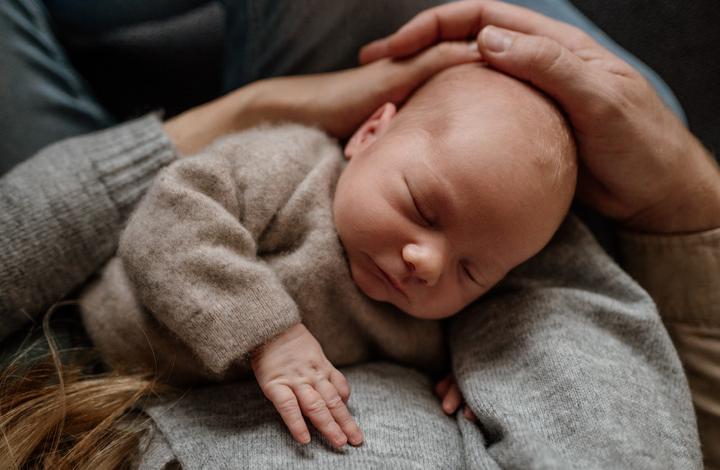 Baby im Winter mit Wollkleidung