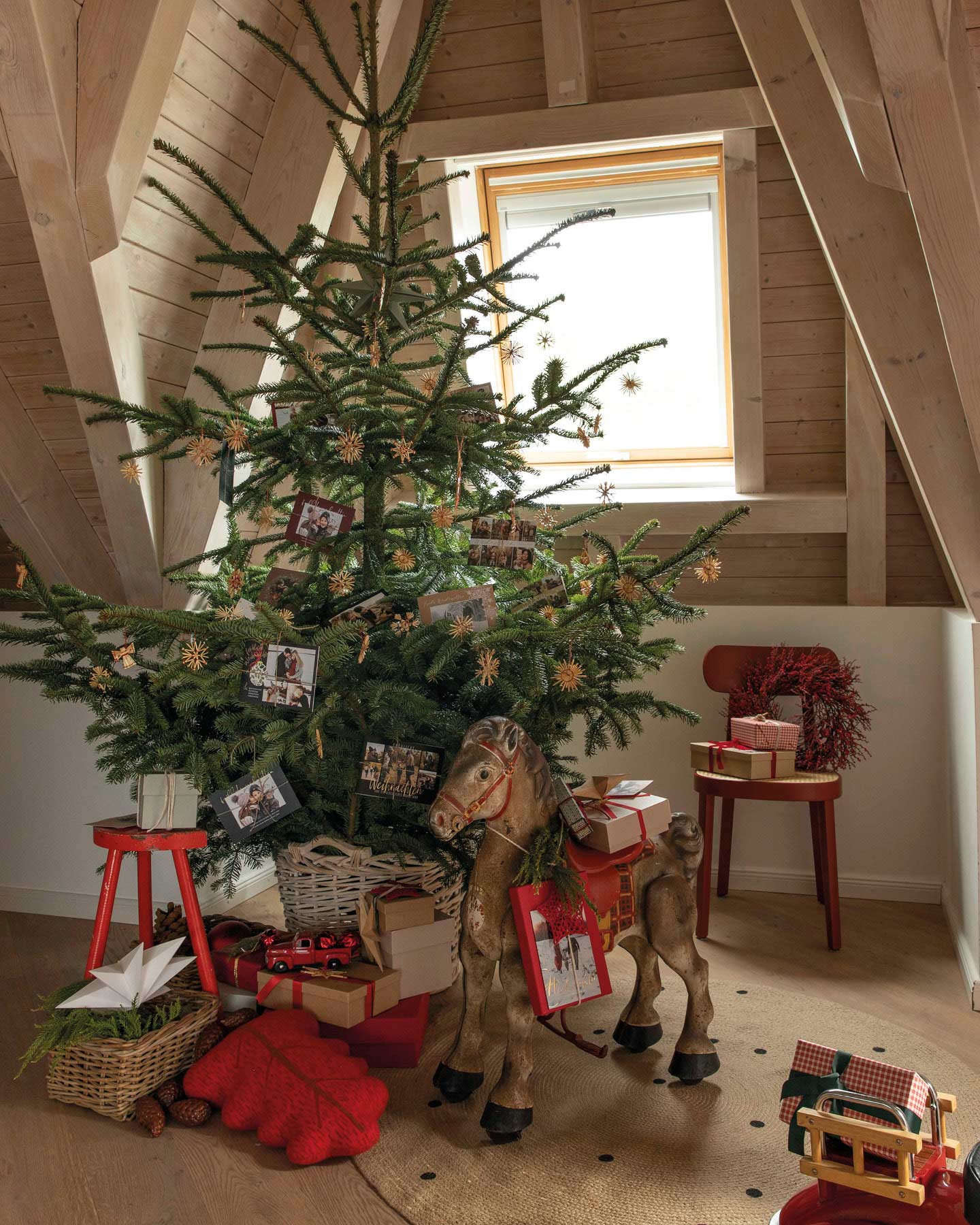 Schöner Christbaum mit Geschenken