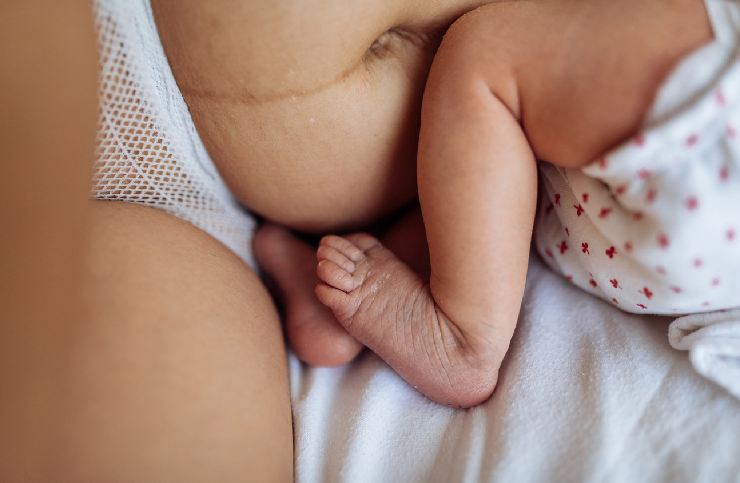 Mutter kuschelt Haut an Haut mit ihrem Neugeborenen