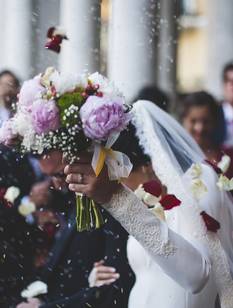Hochzeitseinladung auf schroffem Papier mit zwei Eheringen