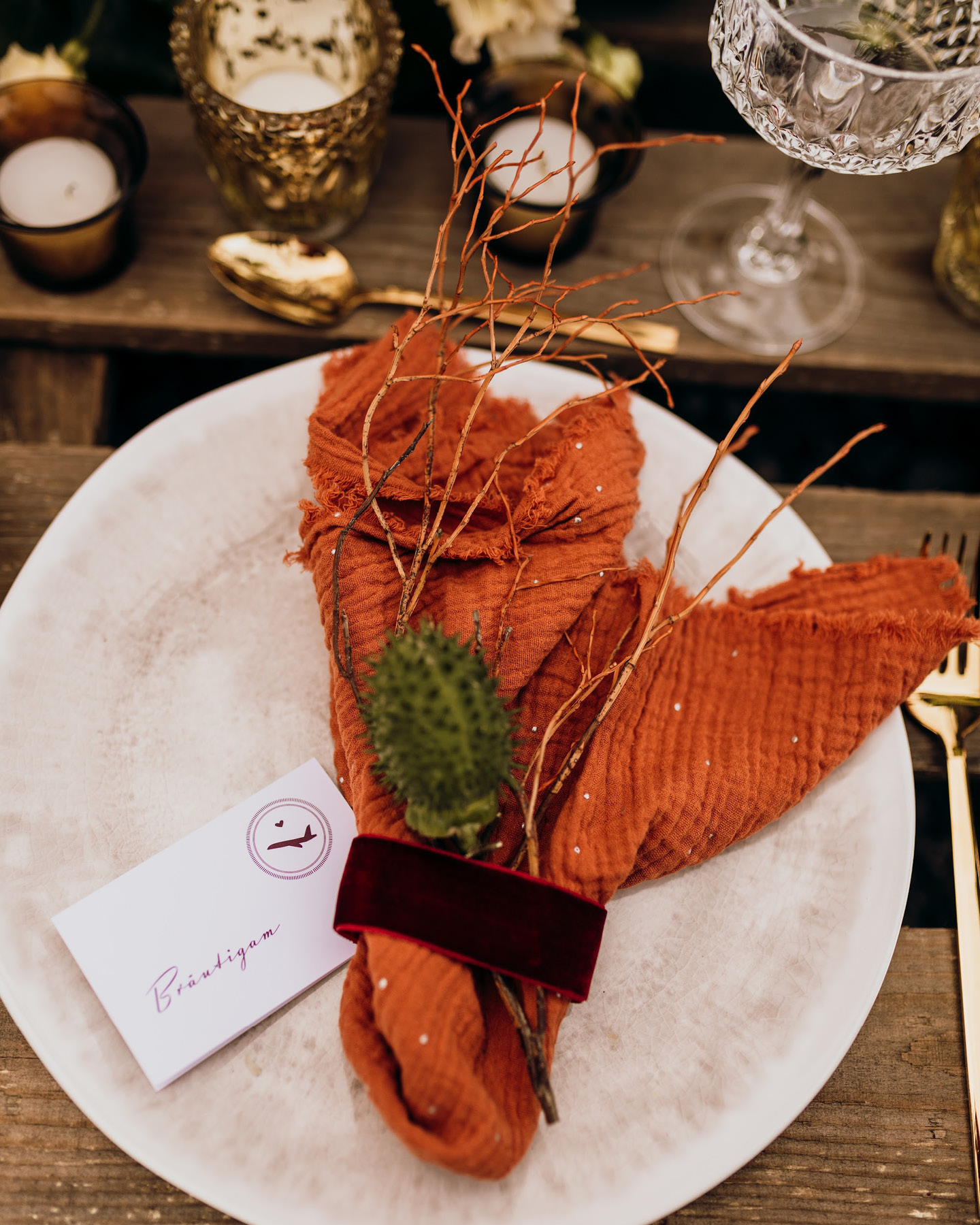 Orangene Serviette liegt auf dem Hochzeitstisch.