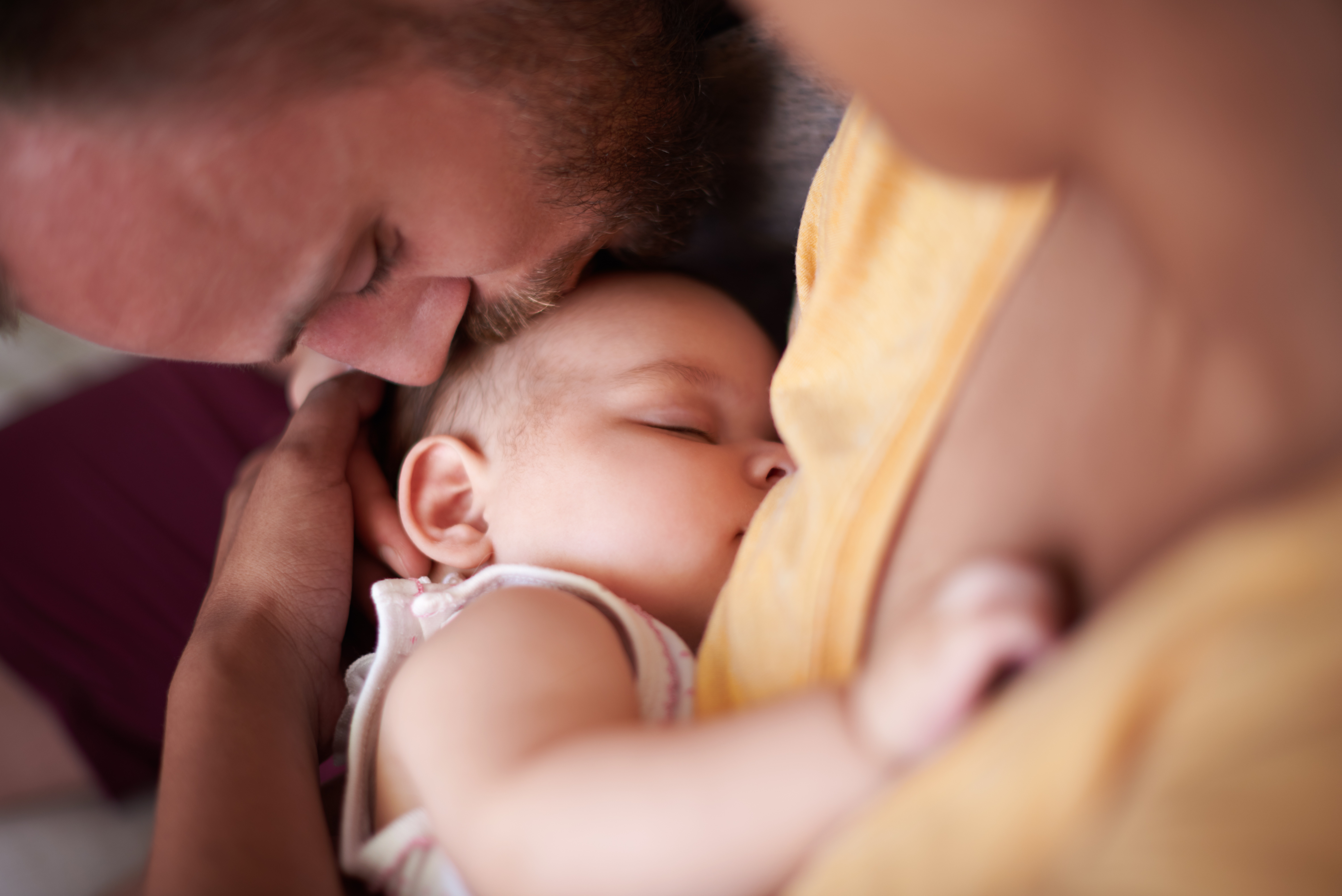 Eltern kuscheln mit ihrem Baby mit arabischem Mädchennamen