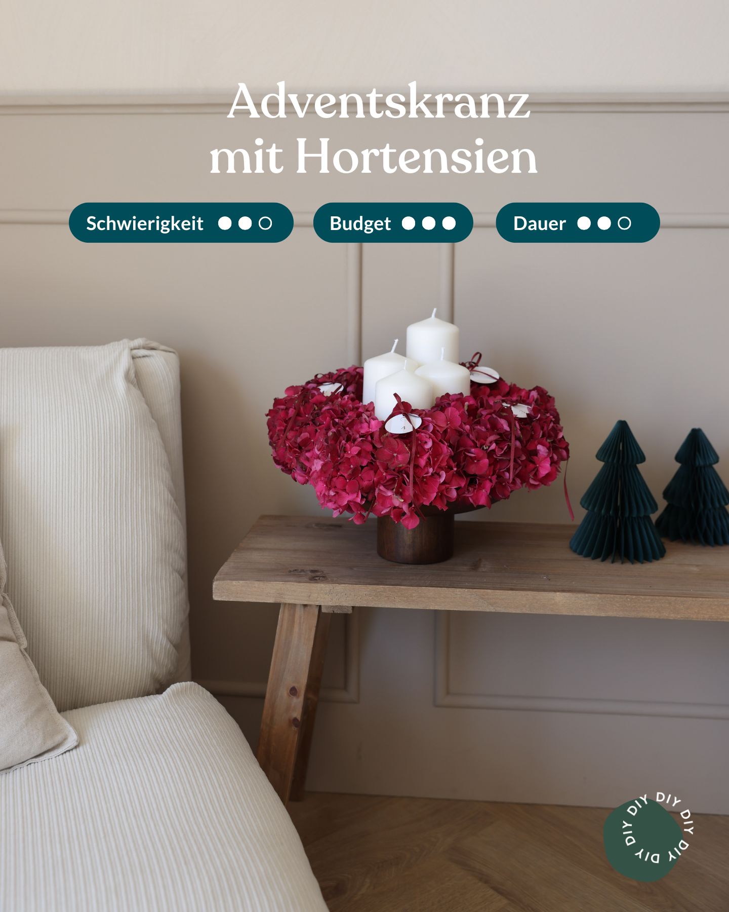 Adventskranz aus Hortensienblüten aufkleinem Tisch