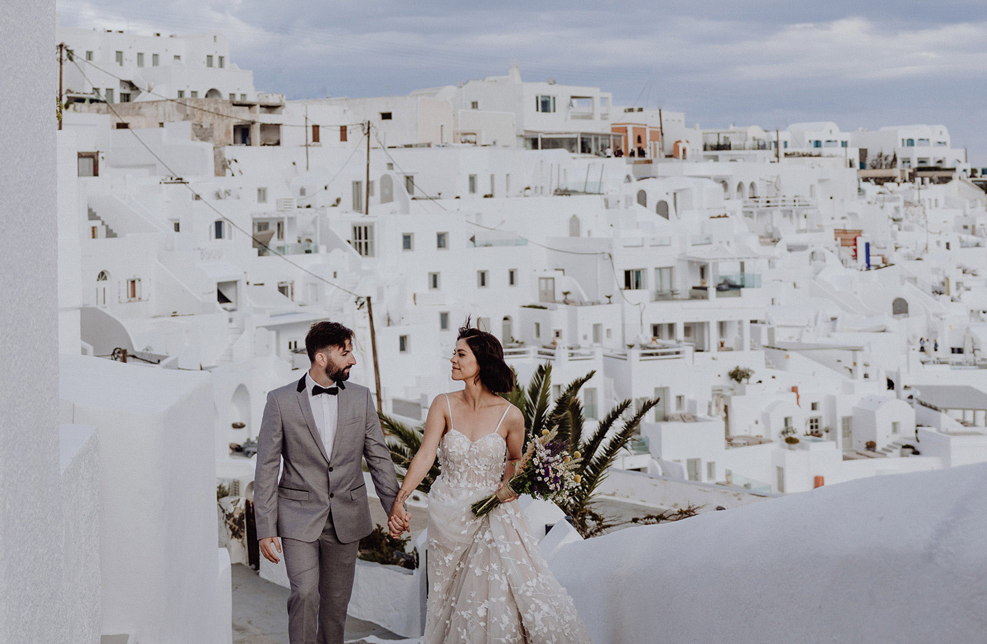  Das Hochzeitspaar schlendert durch die kleinen Gassen Santorinis