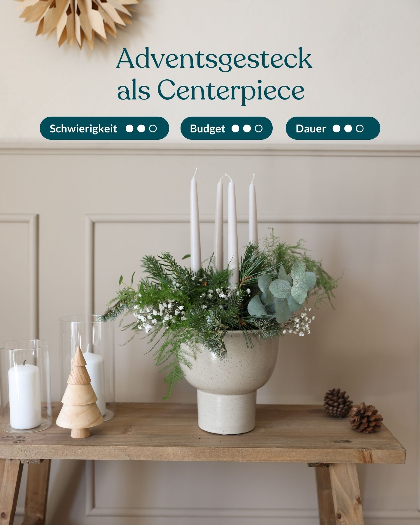 Üppig gebundener Adventskranz aus Tannengrün und Steckschaum verziert mit beige farbigen Kerzen und grünen Samtschleifen.