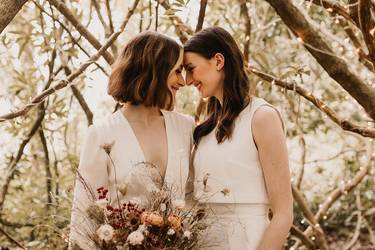 Zwei Frauen Hand in Hand am Hochzeitstag