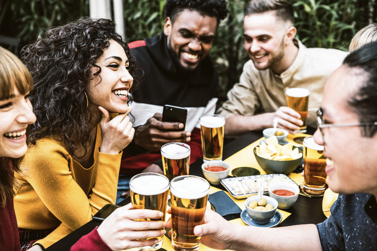 Eine Gruppe von Freunden feiert fröhlich Geburtstag im Garten