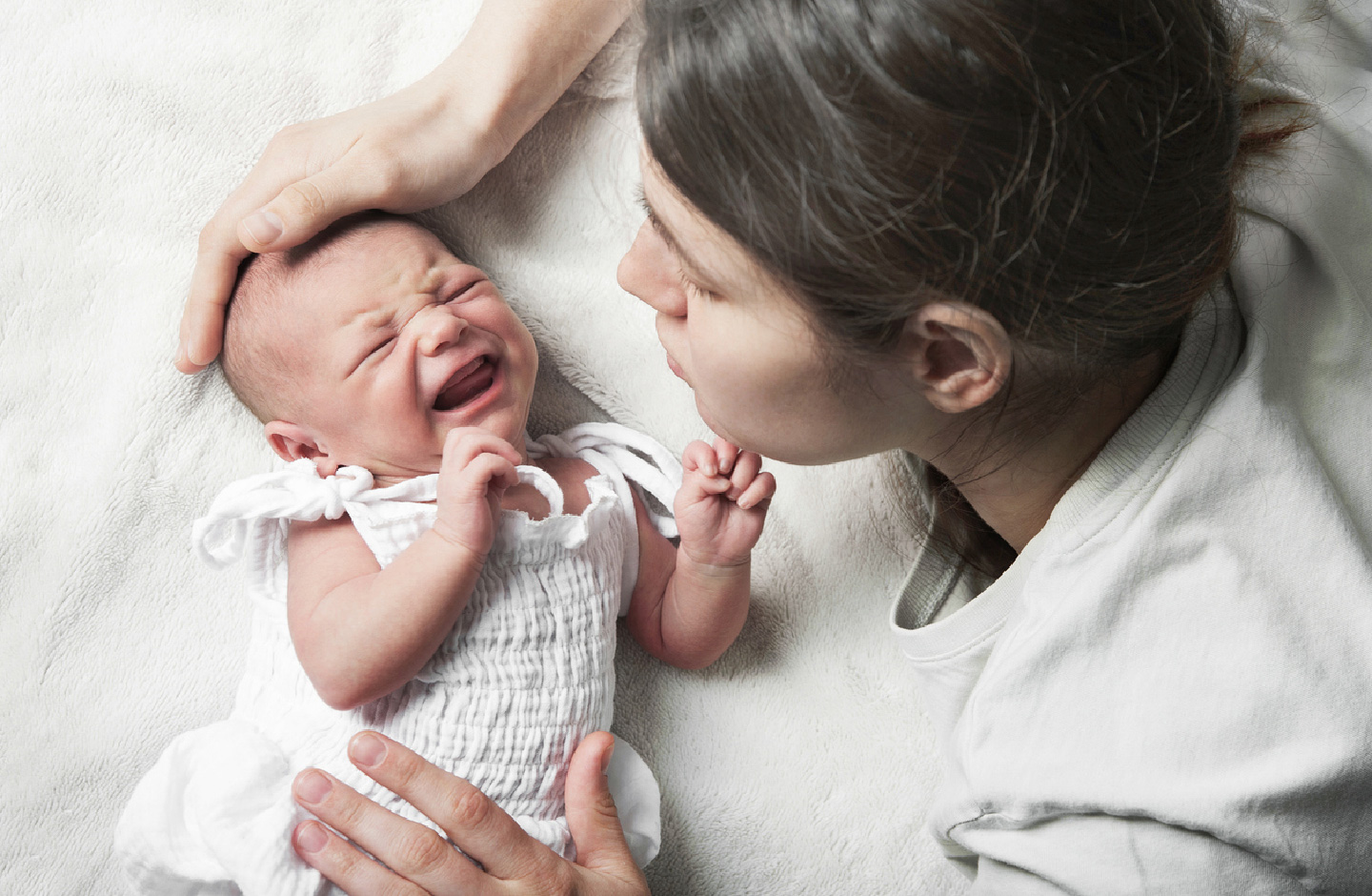 Mutter beruhigt ihr weinendes Baby