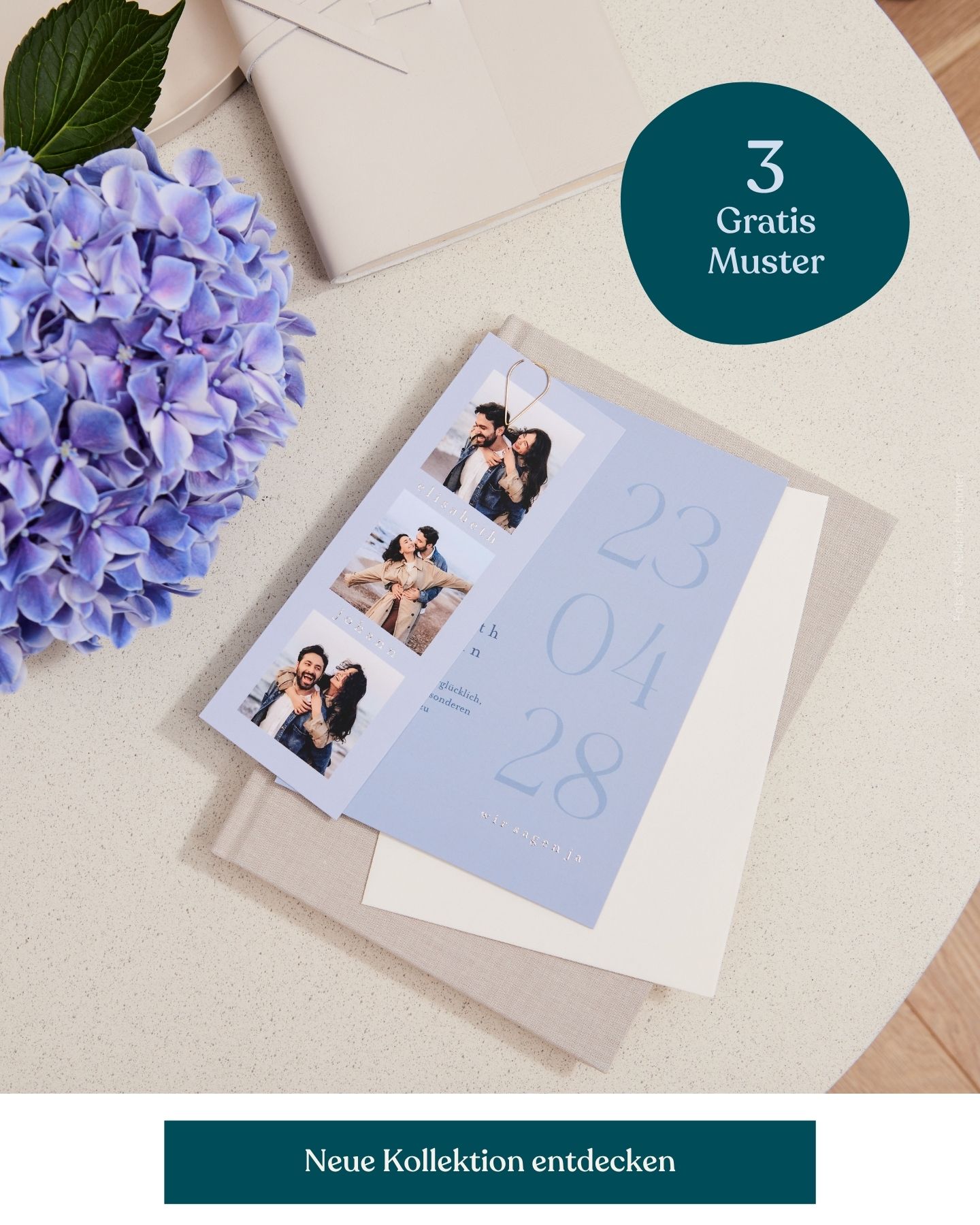 Hochzeitseinladung auf einem Tisch mit Blumendeko
